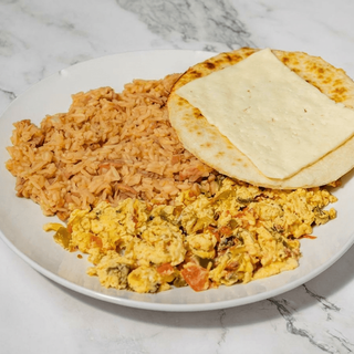 Calentado con Huevos, Chorizo, Arepa y Queso