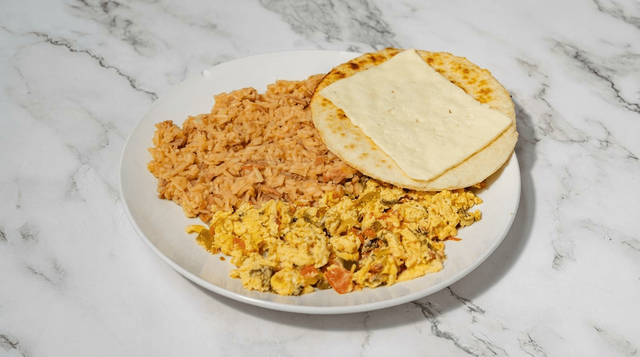 Calentado con Huevos, Chorizo, Arepa y Queso.