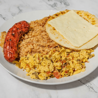 Calentado con Huevos y Arepa de Chocolo