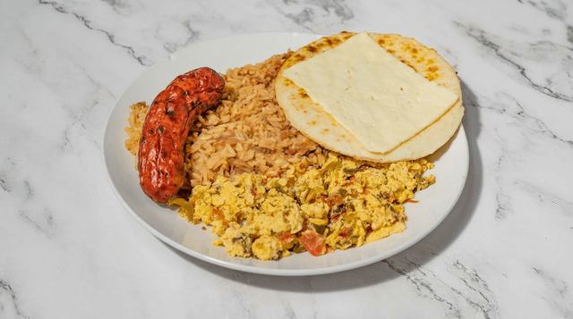 Calentado con Huevos y Arepa de Chocolo.