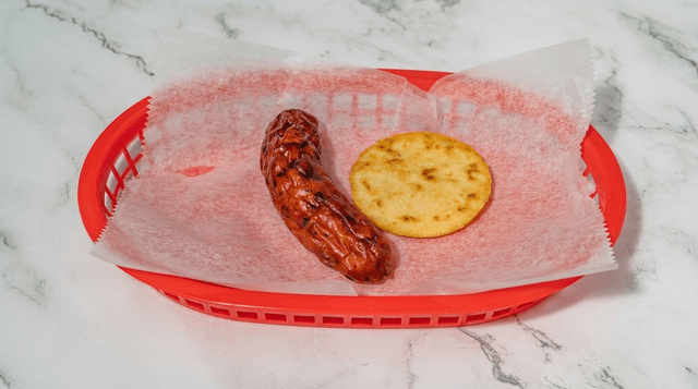 Chorizo con Arepa.