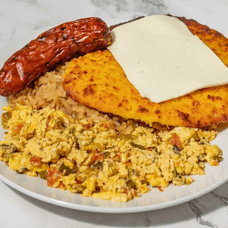 Calentado con Huevos, Arepa y Queso