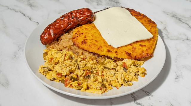 Calentado con Huevos, Arepa y Queso.